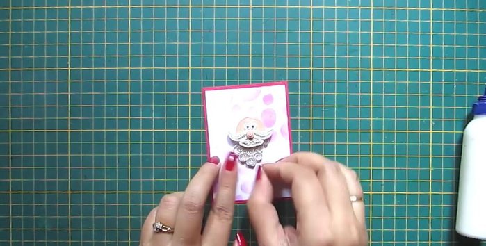 Create Santa's beard: Make small, equal-interval scrolls with white strips.