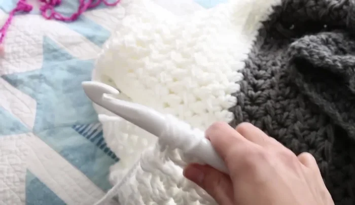 Chain 2, secure the new yarn. Weave in the ends.