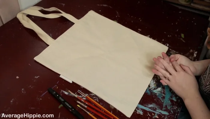 Outline your design. Use chalk to lightly sketch your design onto the bag before painting. This helps prevent mistakes.