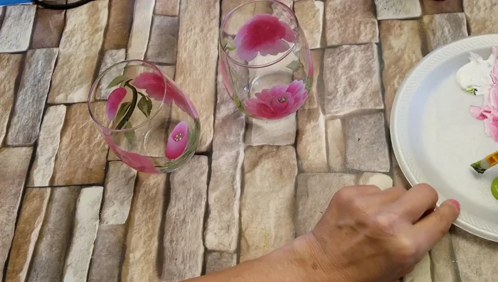 Finish by adding leaf strokes to the base of the roses using a #5 flat brush double loaded with citrus green, thicket and white.