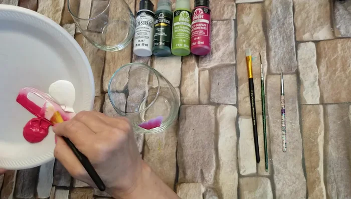 Create the roses using a shell stroke: white on the outside, magenta on the inside. Apply generously.