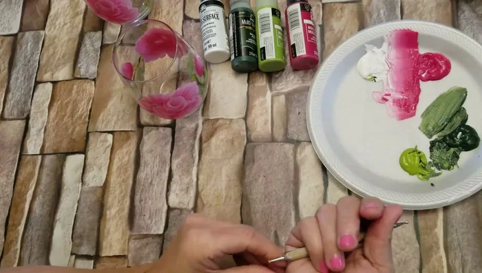 Add dots to the centers of the roses and buds using a detail brush or the back of another brush with citrus green and white.