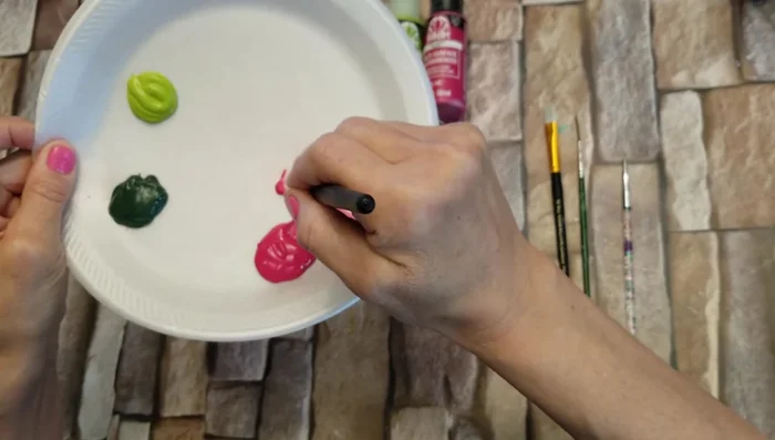 Create the roses using a shell stroke: white on the outside, magenta on the inside. Apply generously.