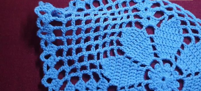 Creating the first end of the table runner: Chain 3 (counts as a double crochet), work two more double crochets in the same space, chain 2, and work three more double crochets in the same space.