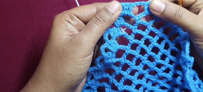 Creating the first end of the table runner: Chain 3 (counts as a double crochet), work two more double crochets in the same space, chain 2, and work three more double crochets in the same space.