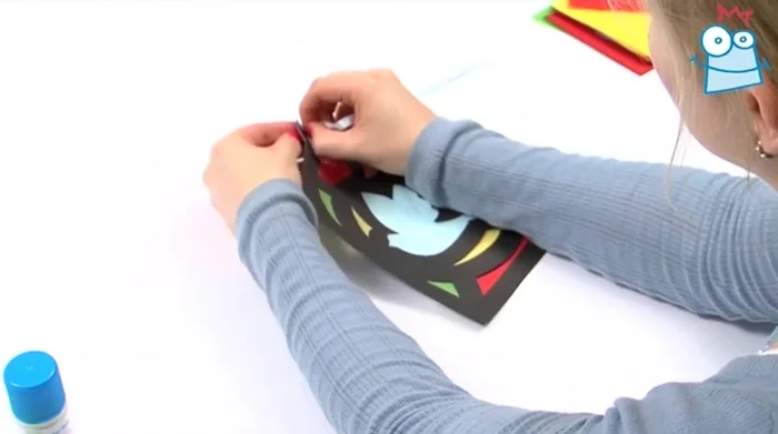 Thread ribbon through the hole at the top and tie a knot.