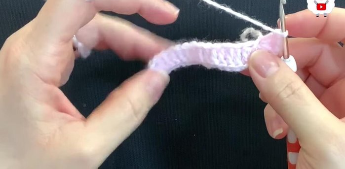 Make 7 double crochets into the last chain, and then join with a slip stitch to finish the first row (total of 42 double crochets).