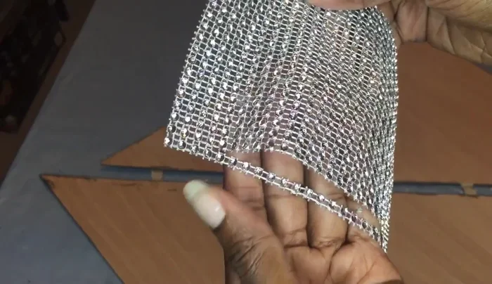 Cut small strips of diamond rock (or crushed glass) and place them around the edges of the piece.