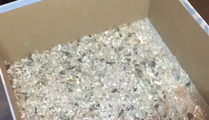 Apply the crushed glass to the board.