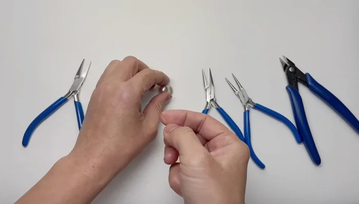 Let the chain drop naturally, flip the end of the chain upwards to prevent twisting.