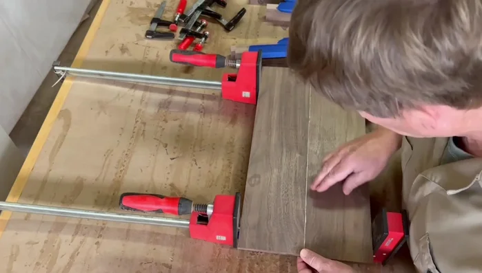 Glue the pieces for the bottom and lid, ensuring they remain flat.