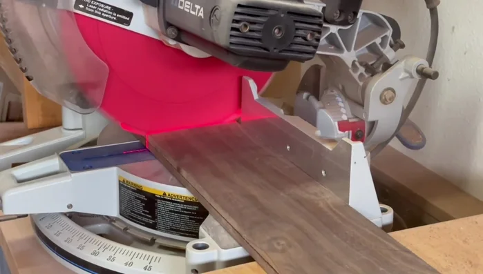 Glue the pieces for the bottom and lid, ensuring they remain flat.