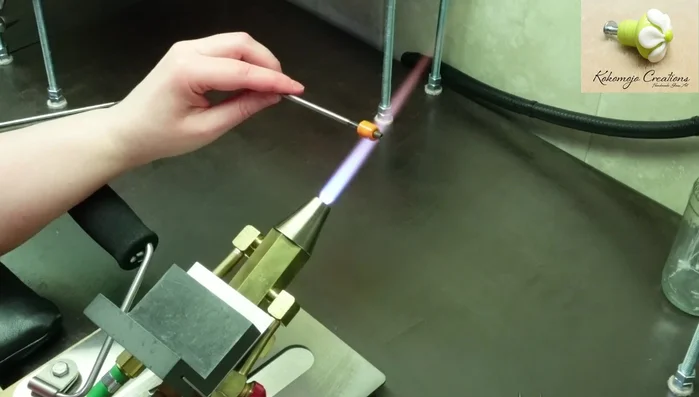 Loosen the insert slightly using mini mashers to create space between the mandrel and insert end, reducing the risk of glass sticking.