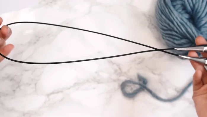 Cast on 19 stitches using the long tail cast-on method.