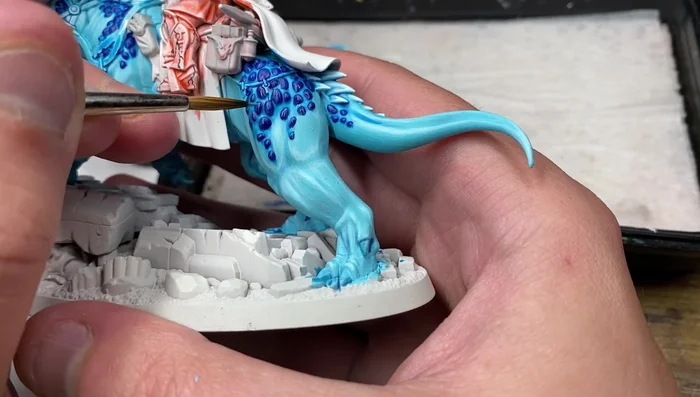 Add a final highlight to the scales with Loathsome Blue, applying it over the Kalidor Sky highlights.
