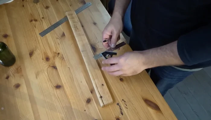 Measure and mark the wood for the bottle opener (approximately 16 centimeters). Add a taper to the lower section.