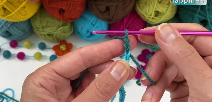 Chain 5 turquoise yarn. Cut the yarn, leaving a tail for sewing.