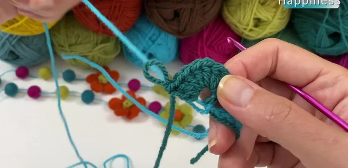 Chain 5 turquoise yarn. Cut the yarn, leaving a tail for sewing.