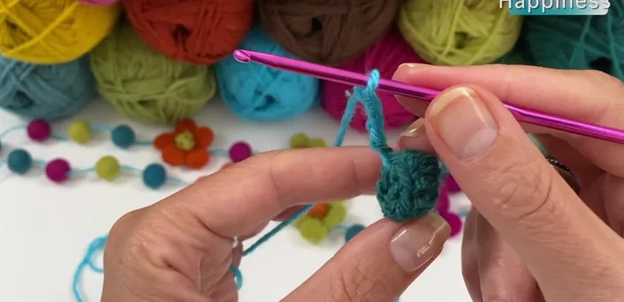 Chain 5 turquoise yarn. Cut the yarn, leaving a tail for sewing.