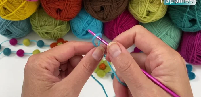 Chain 5 turquoise yarn. Cut the yarn, leaving a tail for sewing.