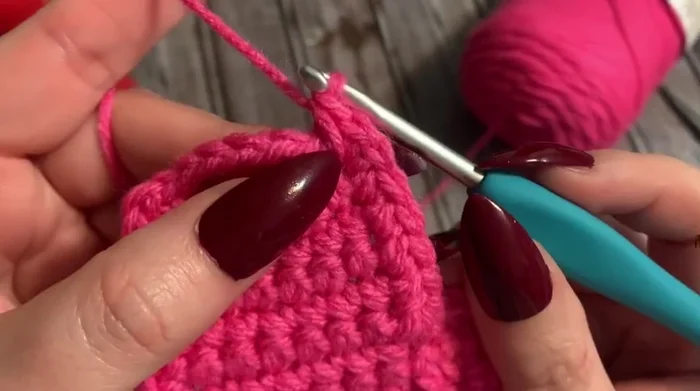 In the beginning corner, work 6 single crochets into the chain-1 loop. Fasten off.