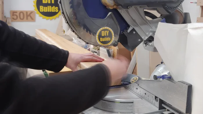 Apply glue along the back edge of the long sections and assemble them using the pocket holes.