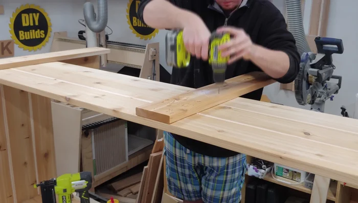 Install the center leg on each side (single 32-inch board).