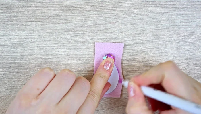 Glue and sew the crystal to the felt.