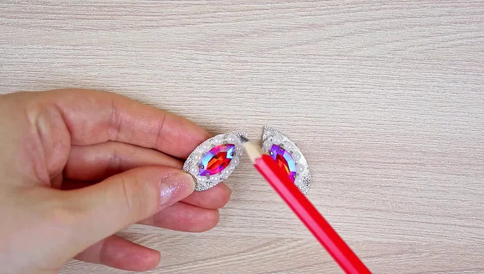 Glue the other two wings to the back of the first two wings.