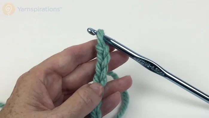 Chain the required number of chains for your chosen size (30 for 6-12 months, 32 for 18-24 months).