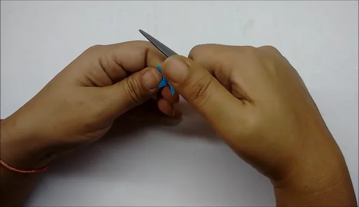 Prepare a glue strip (8cm long, 1.5cm wide) from blue paper. Attach the stamens to the strip.