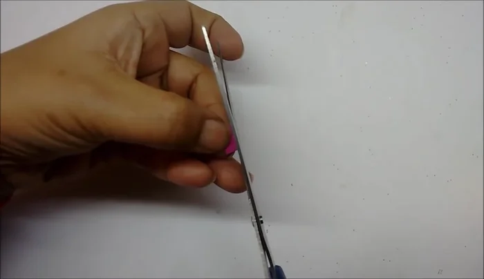 Prepare a glue strip (8cm long, 1.5cm wide) from blue paper. Attach the stamens to the strip.