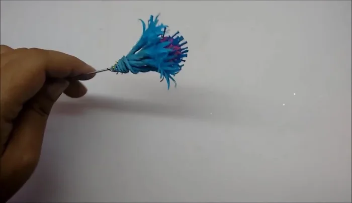 Tie the base of the florets tightly to give the flower shape.