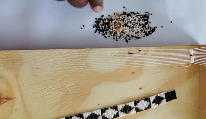 To increase the diamond, pick 1 gold and 9 black beads.