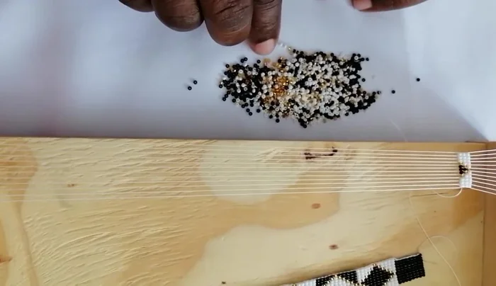 To increase the diamond, pick 1 gold and 9 black beads.