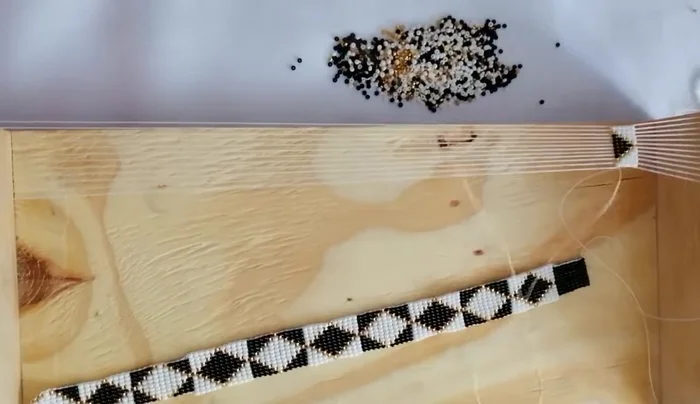 To increase the diamond, pick 1 gold and 9 black beads.