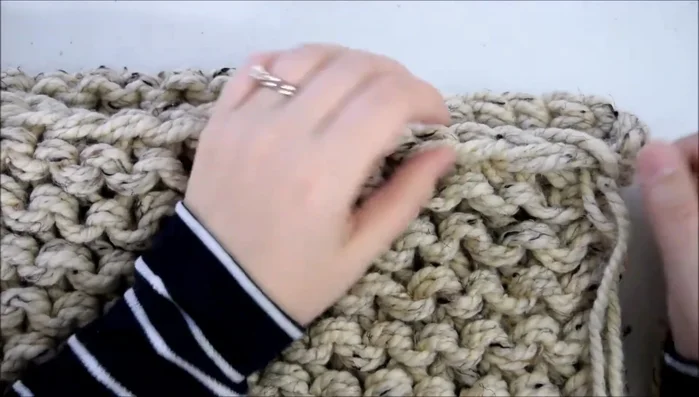 Identify the V-shaped knit stitches on the cast-off edge (top and bottom of the pillow tube).