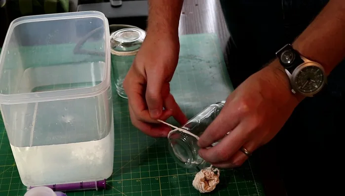 Wrap the string around the jar three or four times and tie it off securely.