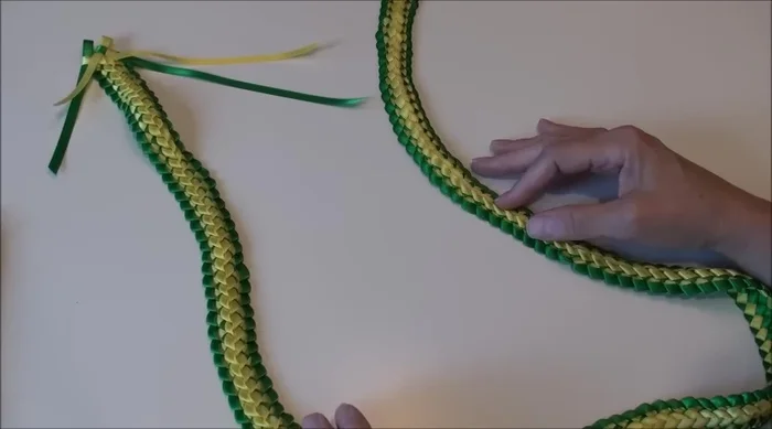 Tie and embellish: Tie and optionally sew together the ends of the ribbons. Add a decorative bow to cover the ends and enhance the finished lay.