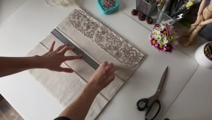 Stitch pockets: Create a decorative seam 1 cm from the top of each pocket.