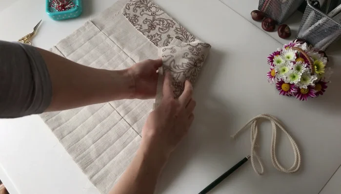 Join the main body and cap: Pin the inner and outer sides of the case together face-to-face. Insert cotton string at the midpoint of the case.