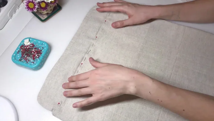 Final Stitching: Create a decorative seam 1cm from the edge on all four sides of the case to secure everything together.