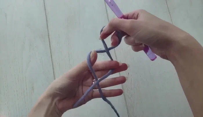 Make six linked double crochets into the magic loop (7 double crochets total).