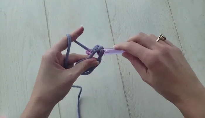 Make six linked double crochets into the magic loop (7 double crochets total).