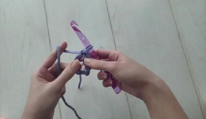 Make six linked double crochets into the magic loop (7 double crochets total).