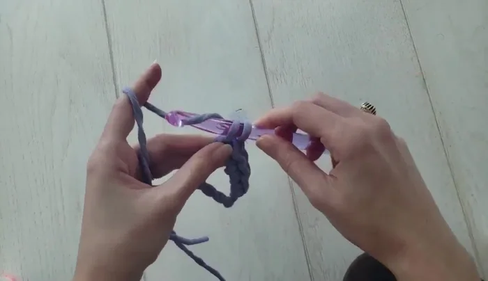 Make six linked double crochets into the magic loop (7 double crochets total).