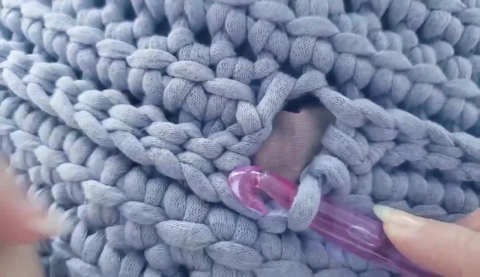 Weave in all yarn ends.