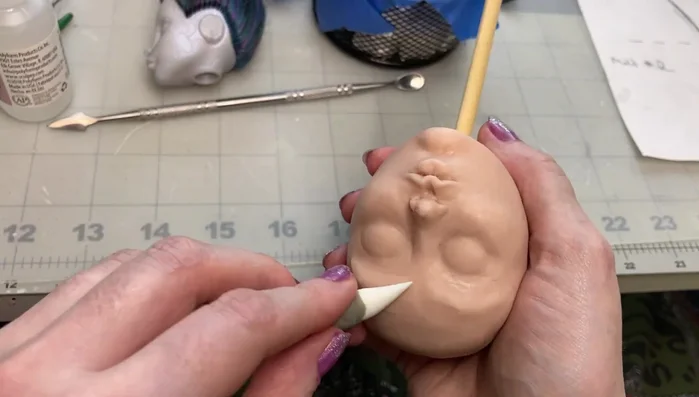 Refine the eyebrow bones for added definition.