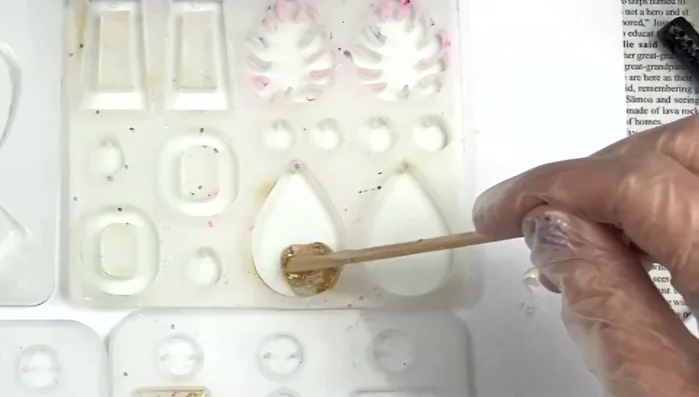 Add a thin line of the gold resin between the white and clear resin.