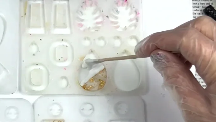 Add a thin line of the gold resin between the white and clear resin.